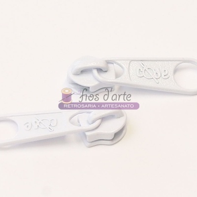 Fechos de zíper em plástico branco com o texto 'doke' em relevo