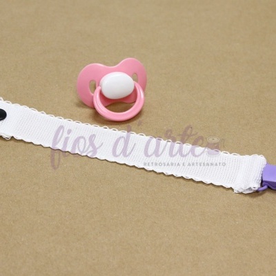 Prende-chupeta com fita em quadrilé para bordar ponto cruz #1 (Fios d'arte)