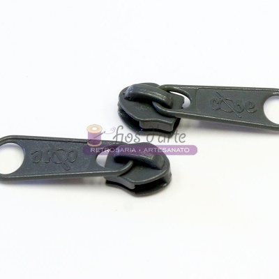 Dois puxadores de zíper pretos com a palavra 'love' gravada