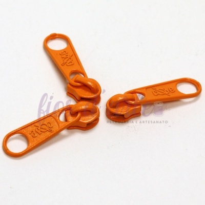 Três puxadores de zíper laranja em fundo branco