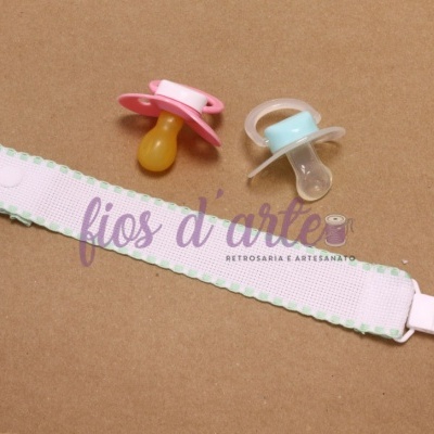 Prende-chupeta com fita em quadrilé para bordar ponto cruz #10 (Fios d'arte)