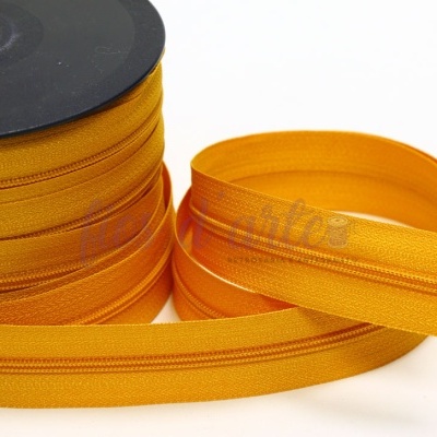 Fitas de fecho éclair amarelo mostarda enroladas e desenroladas