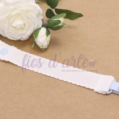 Prende-chupeta com fita em quadrilé para bordar ponto cruz #1 (Fios d'arte)