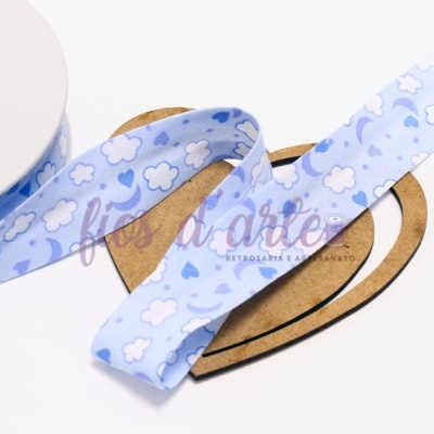 Fita azul clara com padrão de nuvens e corações e um cortador em forma de coração.