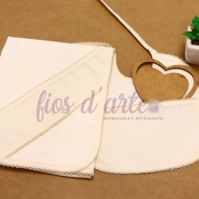 Conjunto Babete e Fralda para bordar ponto cruz