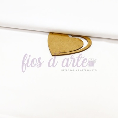 Rolo de tecido branco com coração decorativo de madeira