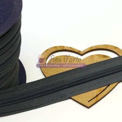 Fecho éclair preto em bobina com coração de madeira com texto Fios d'arte