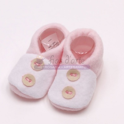 Chinelos para bebé rosa e branco em tecido felpudo com botões de madeira