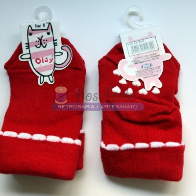 Meias infantis vermelhas com detalhes brancos e etiqueta com desenho de gato