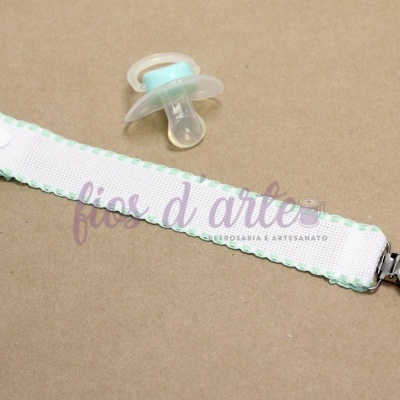 Prende-chupeta com fita em quadrilé para bordar ponto cruz #10 (Fios d'arte)