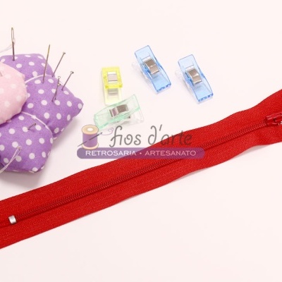 Kit de costura com alfineteiro roxo, clipes coloridos e fecho éclair vermelho