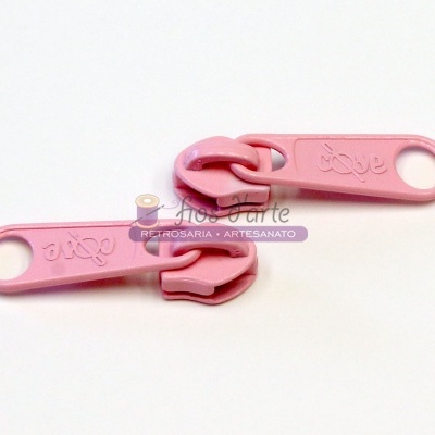 Dois puxadores de zíper cor-de-rosa com gravação 'Aço'