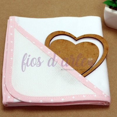 Toalha branca com borda rosa clara e coração de madeira