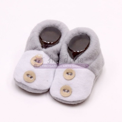 Pantufas infantis cinza claro com botões de madeira em fundo branco