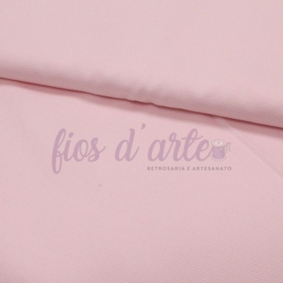 Tecido rosa claro liso com textura suave e texto comercial sobreposto