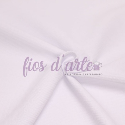 Tecido branco com textura fina e padrão vincado ao centro