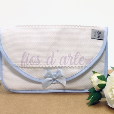 Porta-documentos com laçarotes com quadrilé para bordar ponto cruz