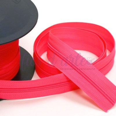 Rolo de zíper vermelho com segmento exposto