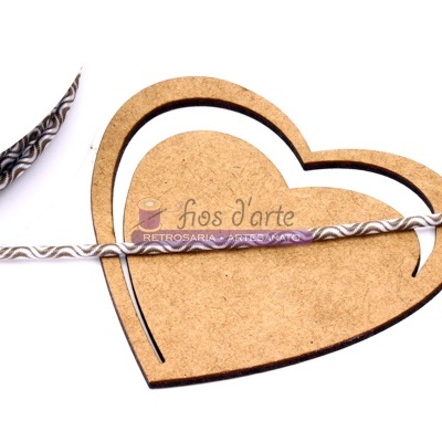 Pulseira trançada com suporte de madeira em forma de coração