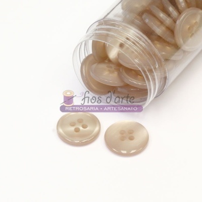 Pote transparente com botões bege perolados de quatro furos