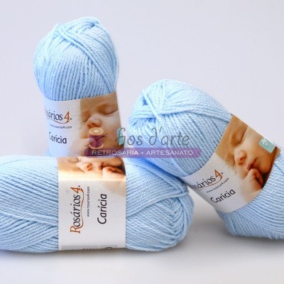 Três novelos de lã azul claro Rosários 4 Cárícia com etiquetas e imagem de bebé adormecido