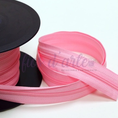 Fita de fecho éclair rosa clara em rolo e seção solta