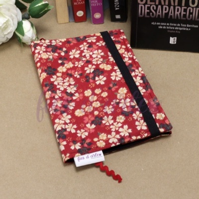 Capa de tecido floral vermelha com elástico preto e etiqueta fio d'arte