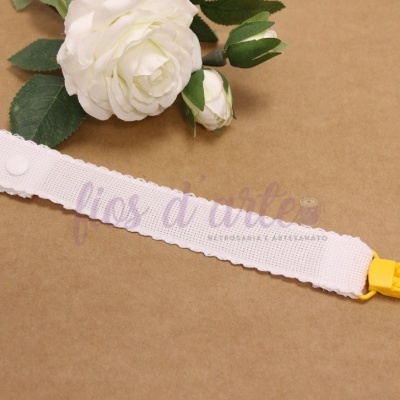 Prende-chupeta com fita em quadrilé para bordar ponto cruz #1 (Fios d'arte)