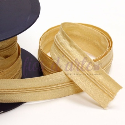 Fita zíper bege em carretel com texto impresso