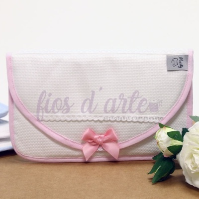 Porta-documentos com laçarotes com quadrilé para bordar ponto cruz