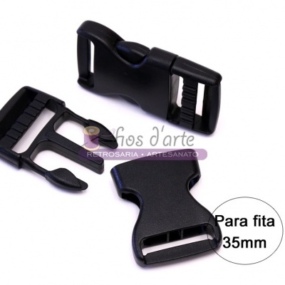 Três fivelas pretas de plástico para cinta ou fita