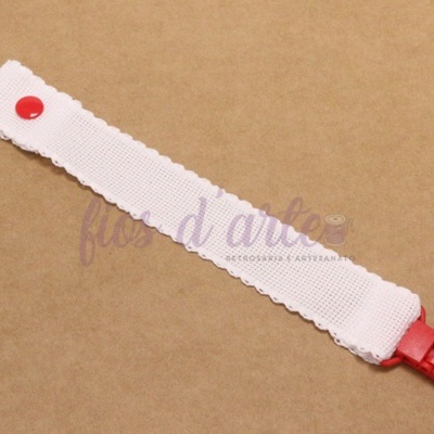 Prende-chupeta com fita em quadrilé para bordar ponto cruz #1 (Fios d'arte)