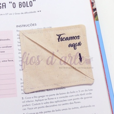 Marcador de livros de canto em tecido cru #009 (Ficamos aqui)