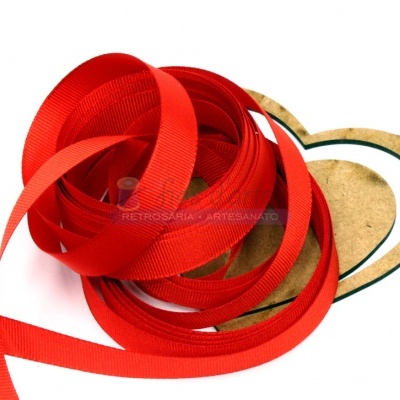 Rolo de fita vermelha em tecido com coração de cortiça