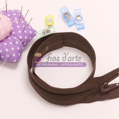 fecho éclair castanho tecido, almofada flor lilás com bolinhas, três presilhas coloridas