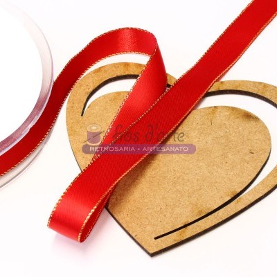 Fita vermelha com borda dourada e corações em madeira sobre fundo branco