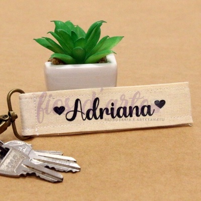 Porta-chaves em tecido personalizado com nome e corações (tecido cru)