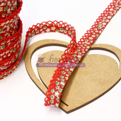 Fita decorativa vermelha com flores e crochê enrolada em placa de madeira em forma de coração
