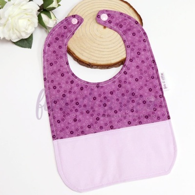 Babete com turco plastificado - florzinhas (Fios d'arte) Babete com turco plastificado - florzinhas (Fios d'arte)