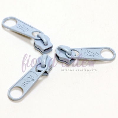 Três puxadores de fecho éclair cinza claro com texto YKK sobre fundo branco