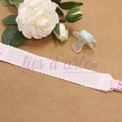 Prende-chupeta com fita em quadrilé para bordar ponto cruz #1 (Fios d'arte)