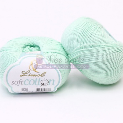 Novelos de fio de algodão verde água com etiqueta 'Linassol soft cotton'