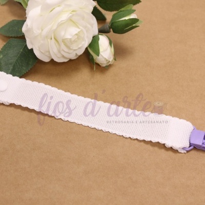 Prende-chupeta com fita em quadrilé para bordar ponto cruz #1 (Fios d'arte)