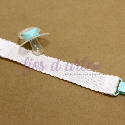 Prende-chupeta com fita em quadrilé para bordar ponto cruz #10 (Fios d'arte)