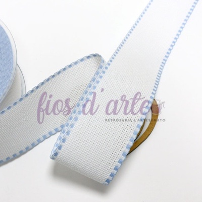 Fita decorativa branca com bordas azul claro