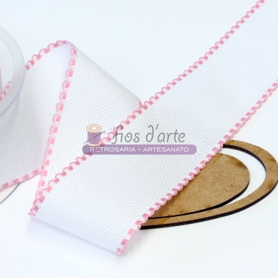 Rolo de fita branca com bordas cor-de-rosa e suporte de madeira oval