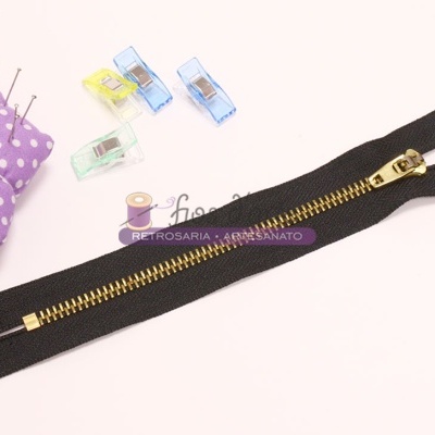 Fecho de correr malha 5mm, cremalheira metálica (16cms) Fecho de correr malha 5mm, cremalheira metálica (16cms)