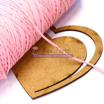 Bobina de fio de algodão rosa e base de madeira em formato de coração com texto