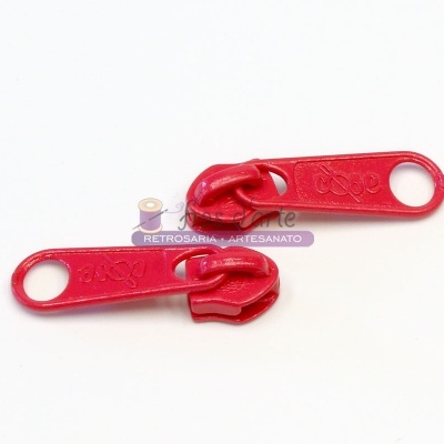 Dois puxadores de zíper vermelhos em metal com a palavra 'close'