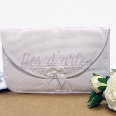 Porta-documentos com laçarotes com quadrilé para bordar ponto cruz